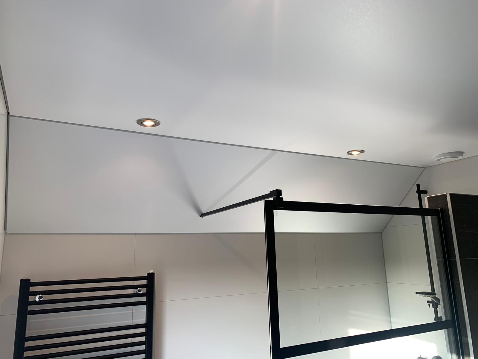 schuine spanplafond met led spots